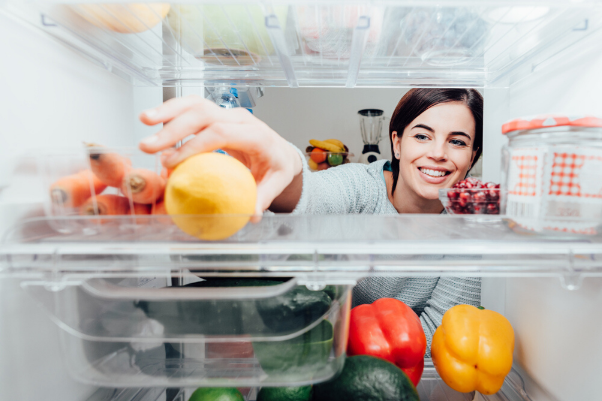 Truques para limpar facilmente a geladeira e freezer
